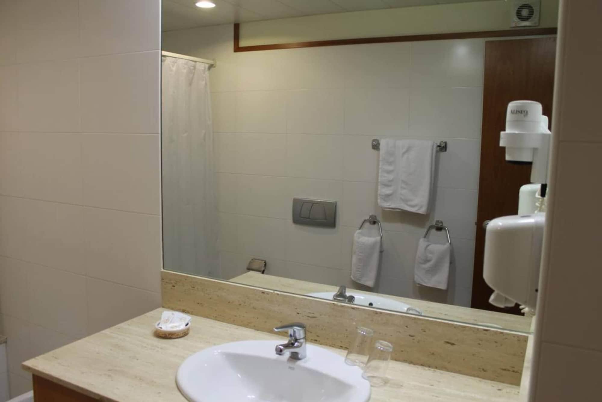 Hotel Flora Parc Castelldefels Ngoại thất bức ảnh